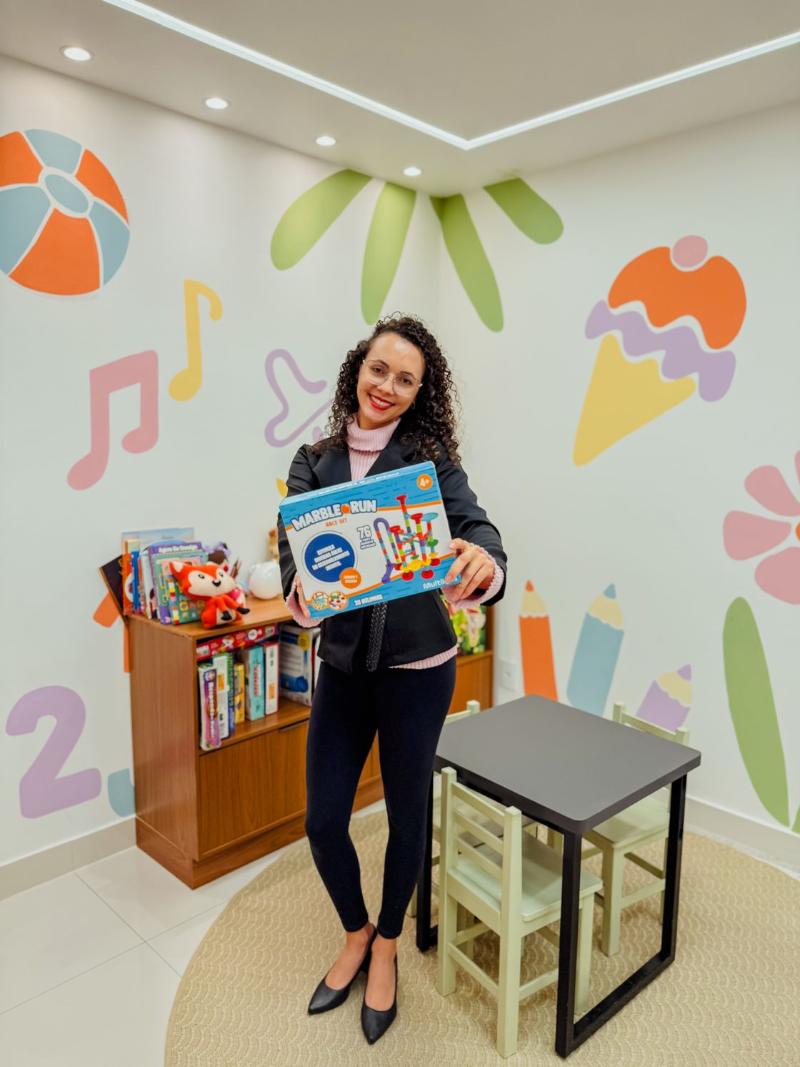 Krislainy Degen na sala de atendimento infantil, em Guarapari